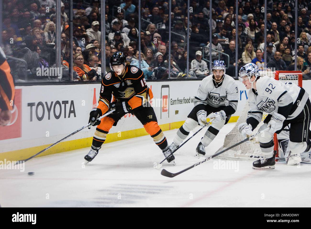 Los Angeles, Kalifornien, USA. Februar 2024. BRANDT CLARKE von den Los Angeles Kings der NHL kämpft um den Puck gegen TROY TERRY von den Anaheim Ducks während eines Spiels in der Crypto.com Arena in Los Angeles, Kalifornien am 25. Februar 2024 (Credit Image: © Alex Cave/ZUMA Press Wire) NUR ZUR REDAKTIONELLEN VERWENDUNG! Nicht für kommerzielle ZWECKE! Stockfoto