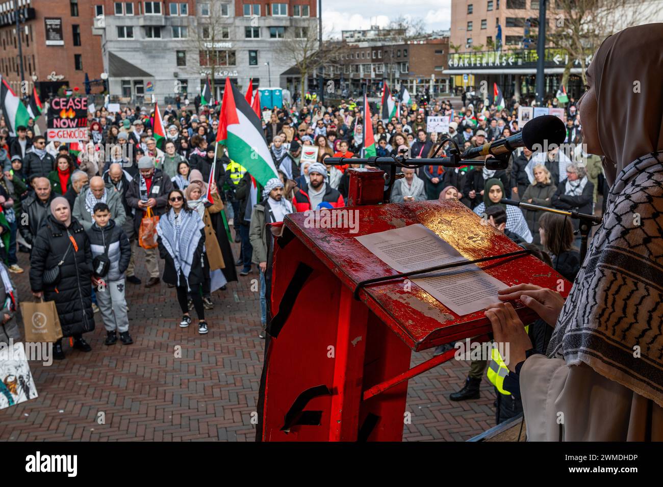 Rotterdam, Süd-Holland, Niederlande. Februar 2024. Eine Frau spricht mit Hunderten pro-palästinensischer Demonstranten. Am 25. Februar 2024 versammelten sich pro-palästinensische Demonstranten auf der Binnenrotte in Rotterdam, Niederlande. Sie verlangten Israel, seine Hände von Rafah zu lassen. (Kreditbild: © James Petermeier/ZUMA Press Wire) NUR REDAKTIONELLE VERWENDUNG! Nicht für kommerzielle ZWECKE! Stockfoto