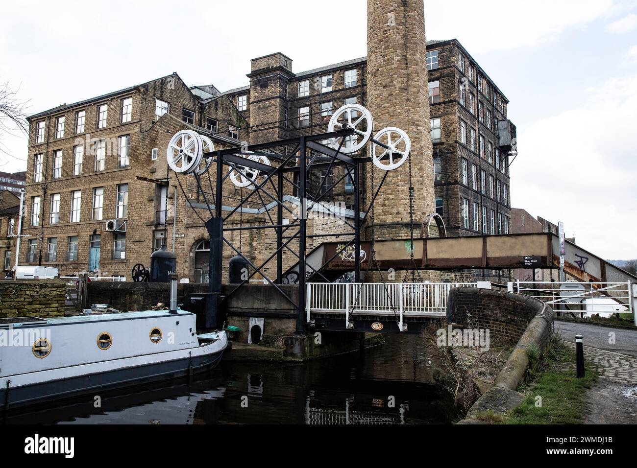 Die Turnbridge-Hubbrücke überspannt den Huddersfield Broad Canal und besteht aus einer Kombination von Rädern, Ketten und Gegengewichten, um die Lastkähne passieren zu lassen Stockfoto