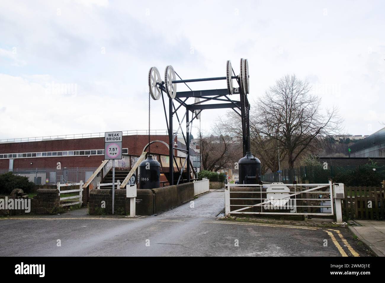 Die Turnbridge-Hubbrücke überspannt den Huddersfield Broad Canal und besteht aus einer Kombination von Rädern, Ketten und Gegengewichten, um die Lastkähne passieren zu lassen Stockfoto