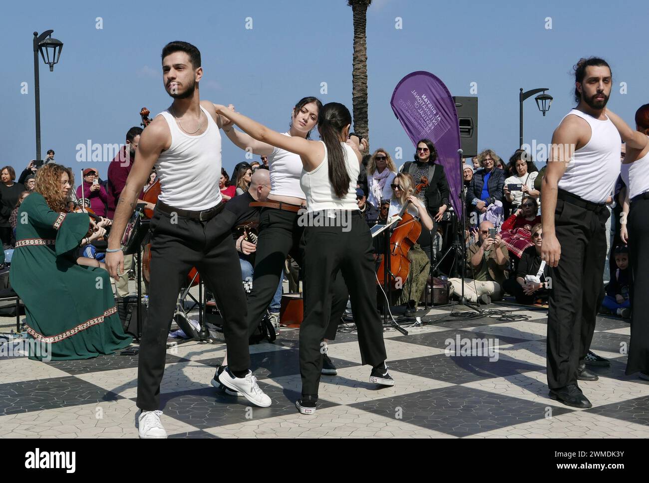 Beirut, Libanon. Februar 2024. A Shot of Piazzolla Concert vom Al Bustan Festival in Ain El Mreisseh, Beirut, Libanon, 25. Februar 2024. Mit Mario Stefano Pietrodarchi Bandoneon, Nadezhda Nesterova Sopran, Miriam Campobasso Violine, Clara Germont Cello, Makram Aboul Doublebass. Mit Beirut Contemporary Ballet. (Foto: Elisa Gestri/SIPA USA) Credit: SIPA USA/Alamy Live News Stockfoto