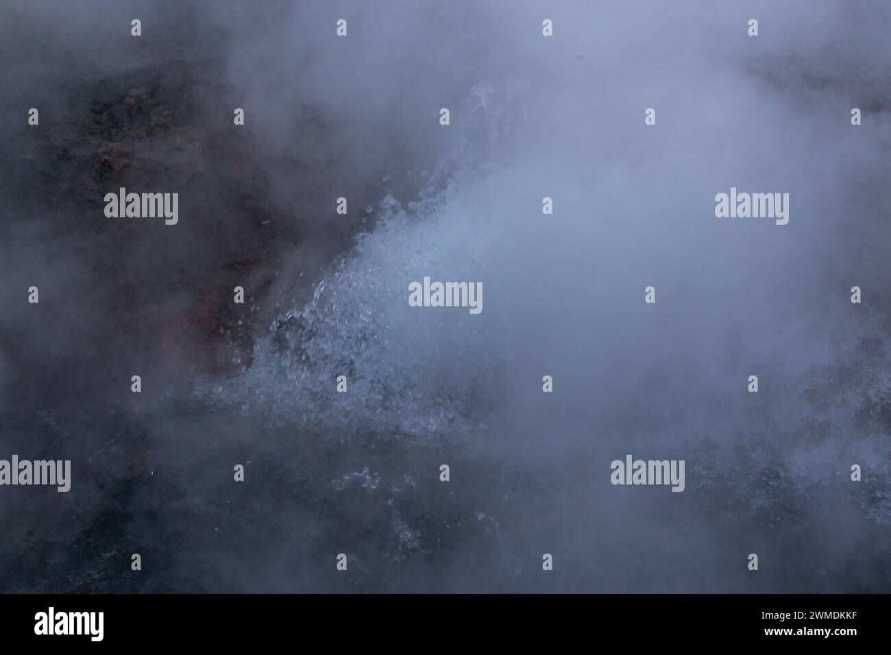 Kleiner dampfender Geysir auf island Stockfoto