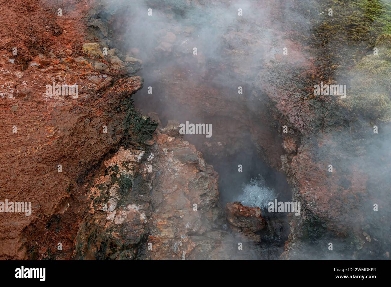 Kleiner dampfender Geysir auf island Stockfoto