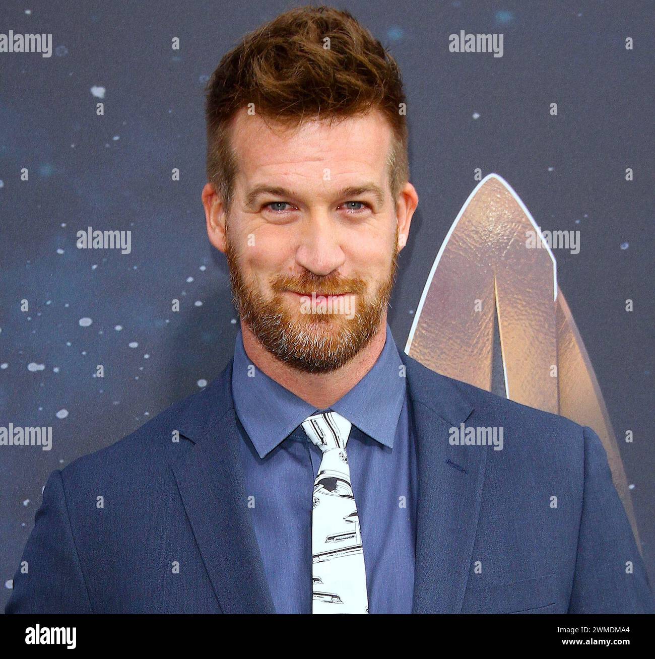 25. Februar 2024: KENNETH MITCHELL, ein Schauspieler, der vor allem für seine Rollen in Star Trek: Discovery bekannt ist, starb im Alter von 49 Jahren an Komplikationen der amyotrophen Lateralsklerose (als), die seine Familie am Sonntag teilte. DATEIFOTO AUFGENOMMEN AM: 19. September 2017, Los Angeles, Kalifornien, USA: Kenneth Mitchell, „Star Trek: Discovery“-Premiere im ArcLight Cinerama in Hollywood. Foto: AdMedia (Foto: © AdMedia via ZUMA Wire) NUR REDAKTIONELLE VERWENDUNG! Nicht für kommerzielle ZWECKE! Stockfoto