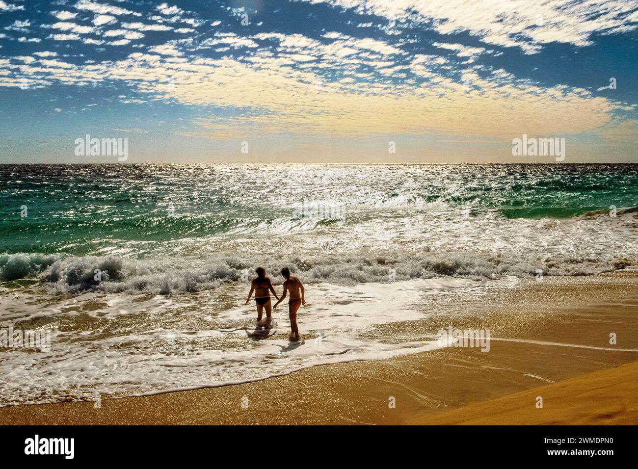 Ein Pärchen wagt sich in die Fluten des Atlantics- hier gesehen am Strand von Jandia auf Fuerteventura-Süd am 13.01.2020 *** Ein Paar wagt sich in die Gewässer des Atlantiks hier am Strand von Jandia auf Fuerteventura Süd am 13 01 2020 Stockfoto