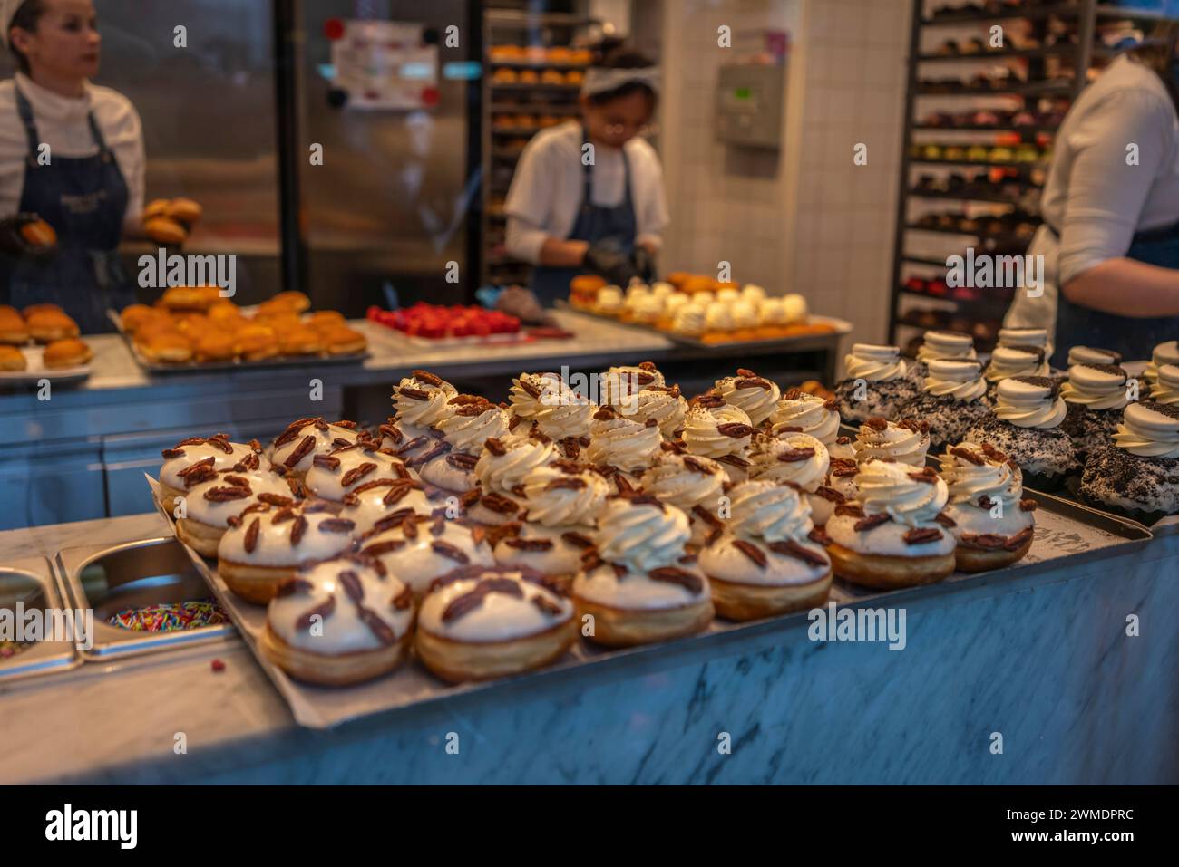 Frische Pekannusscreme Donuts Donuts für die Ausstellung im Donutelier an der Charing Cross Road, London, England, Großbritannien Stockfoto