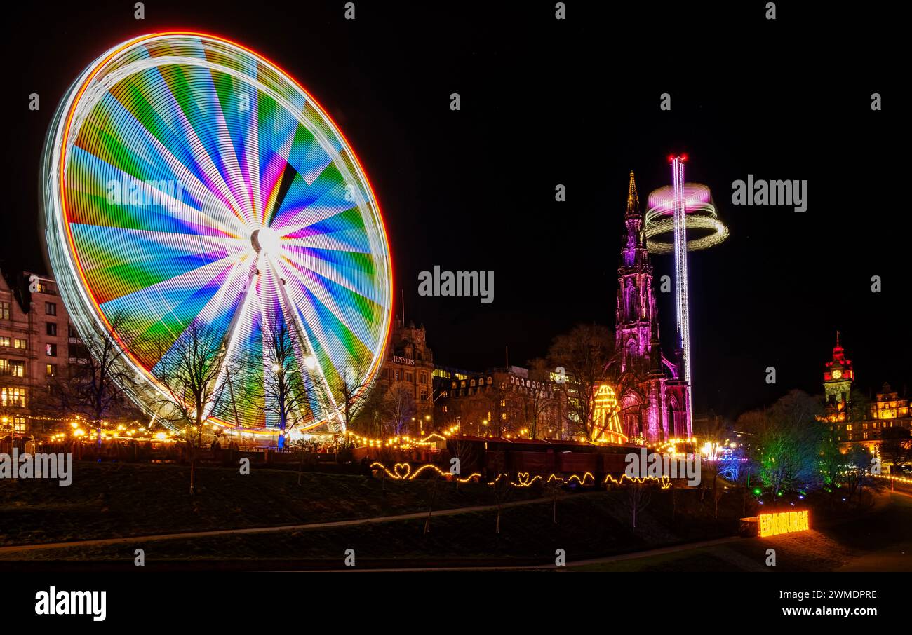 Edinburgh Christmas Lights mit Scott's Monument und dem Big Wheel Stockfoto