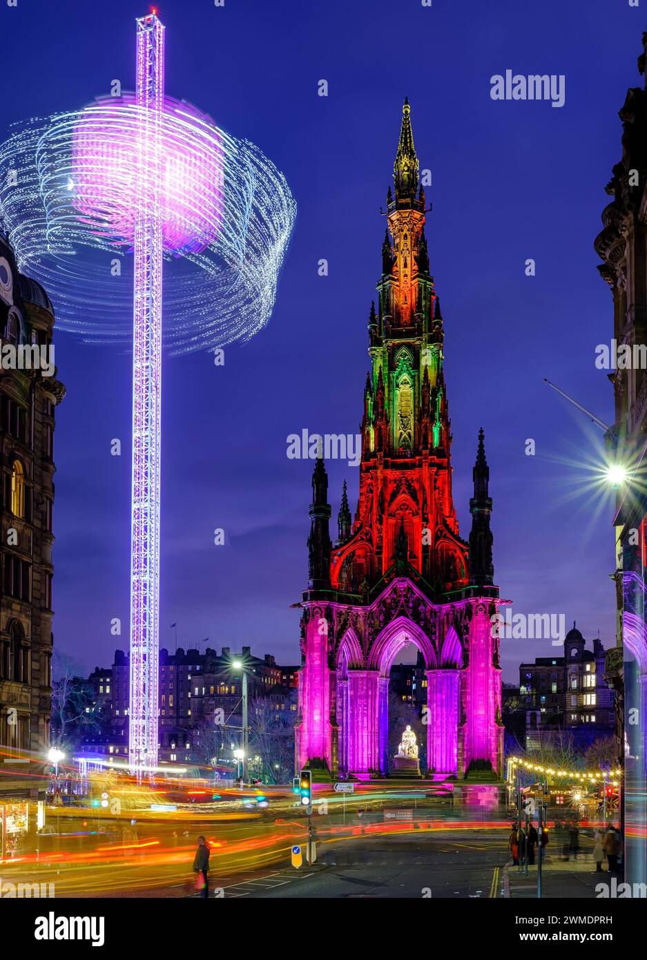 Edinburgh Weihnachtslichter mit Scott's Monument beleuchtet und lustige Lichtpfade Stockfoto