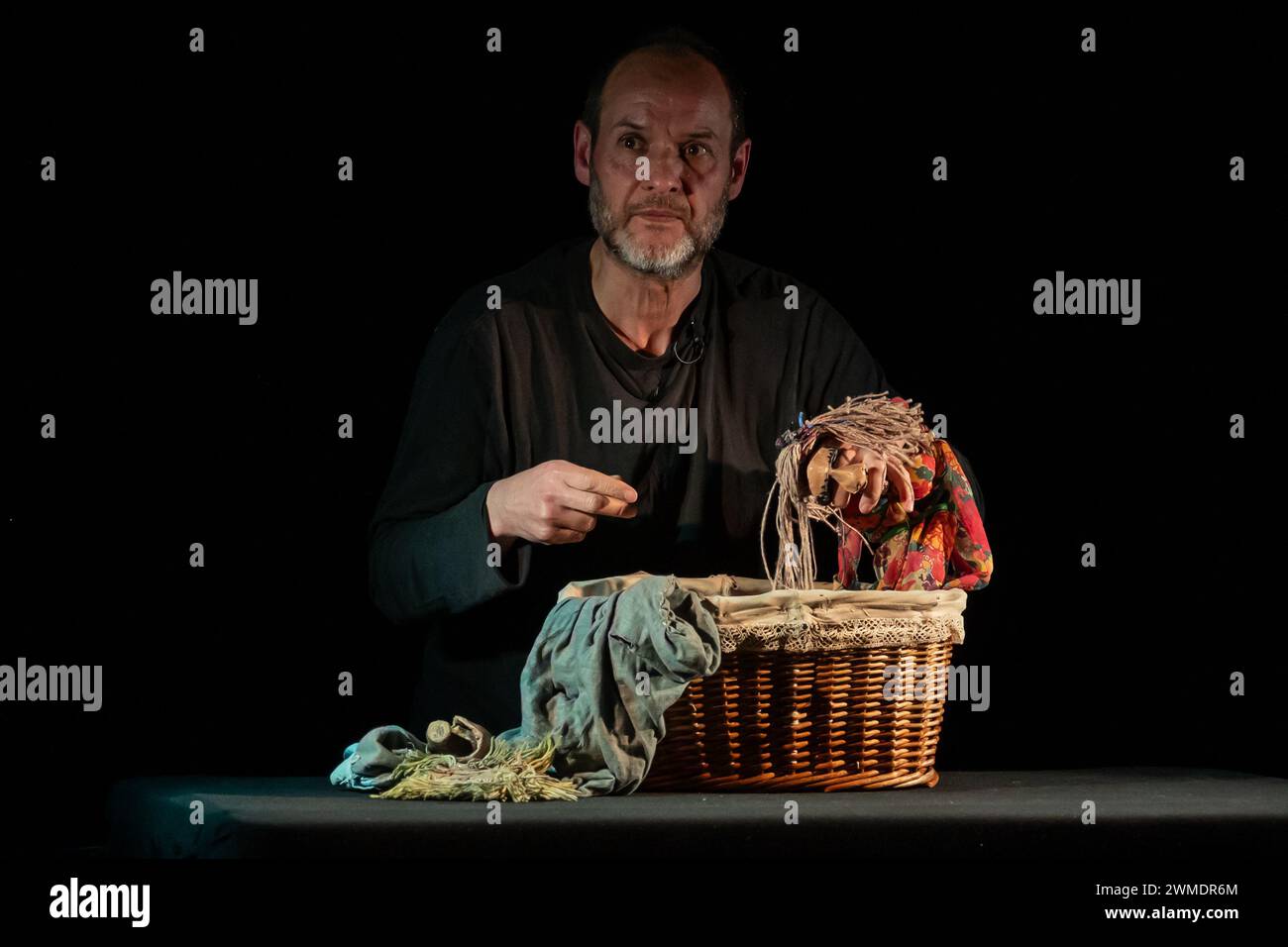 Der preisgekrönte aragonesische Schauspieler und Puppenspieler Javier Aranda spielt sein Stück „Vida“ im Juslibol Civic Center in Saragossa, Spanien Stockfoto