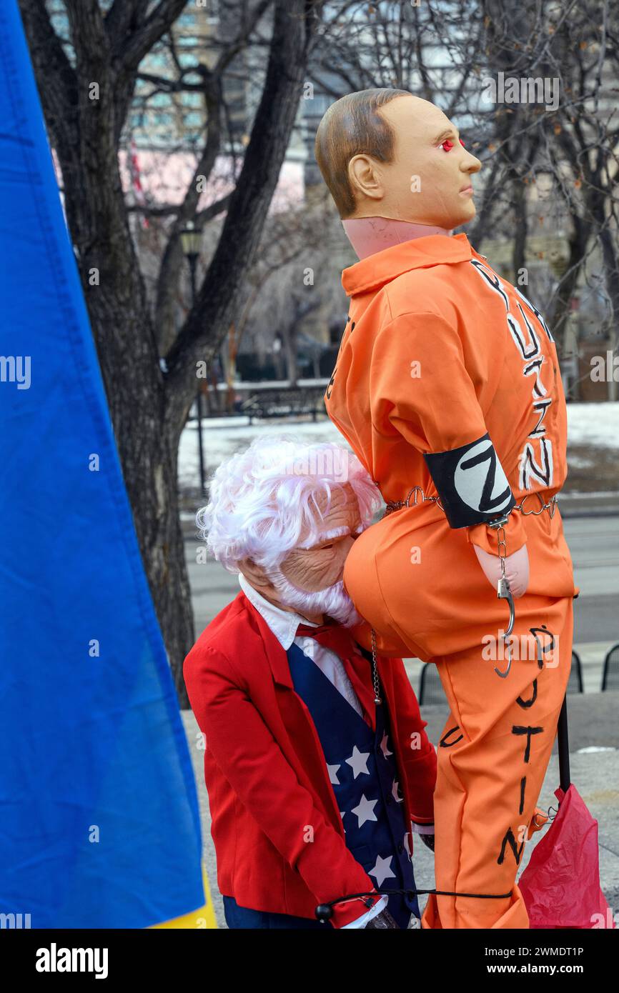 Bildnis von Putin und Onkel Sam anlässlich der zweijährigen russischen Invasion in der Ukraine. 24. Februar 2024, Calgary, Alberta, Kanada. Stockfoto