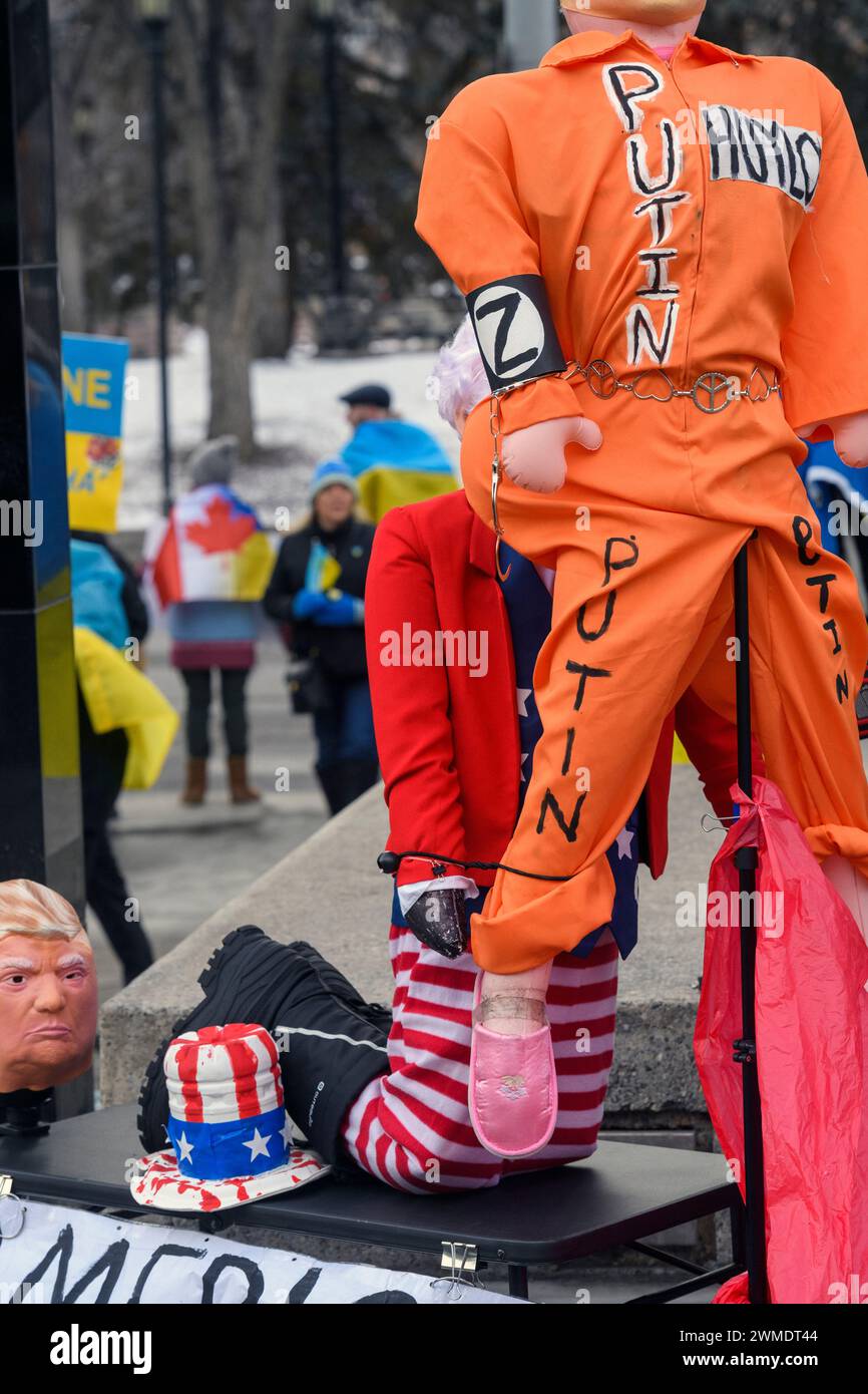 Das Bildnis von Trump, Putin und Onkel Sam markiert die zweijährige russische Invasion in der Ukraine. 24. Februar 2024, Calgary, Alberta, Kanada. Stockfoto