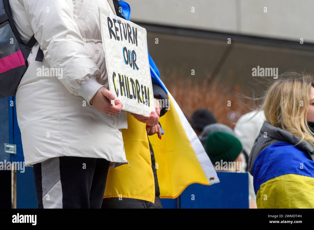 Ukrainer auf dem Calgary Municipal Plaza, zwei Jahre seit Kriegsbeginn. 24. Februar 2024, Alberta, Kanada. Stockfoto