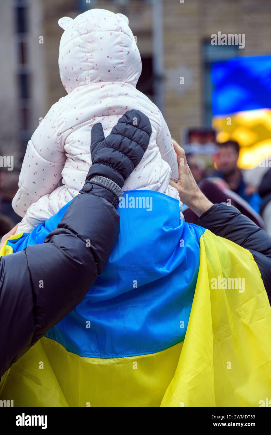 Ukrainische Familie bei der Protestkundgebung am Calgary Municipal Plaza, zwei Jahre seit Kriegsbeginn. 24. Februar 2024, Alberta, Kanada. Stockfoto