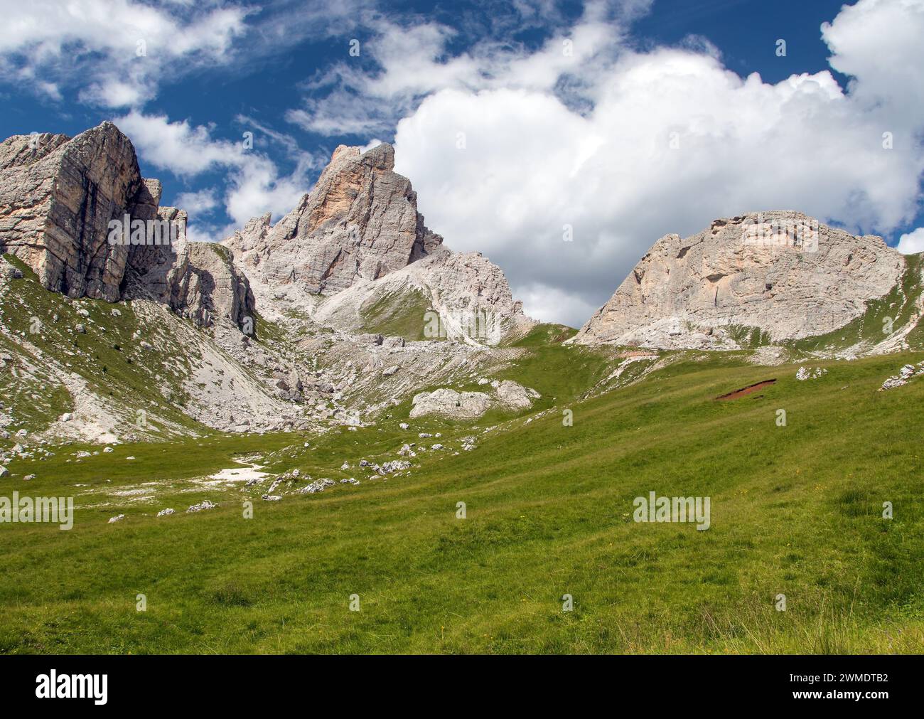 Alpen dolomiten Berge, Wiese und wunderschöne Felsengipfel Stockfoto