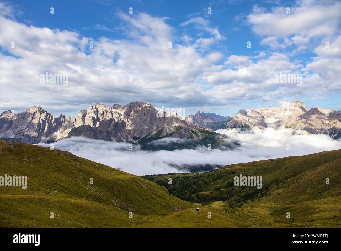 Panoramablick auf die Sexten dolomiten oder Dolomiti di Sesto von den Karnischen Alpen, Italien Stockfoto