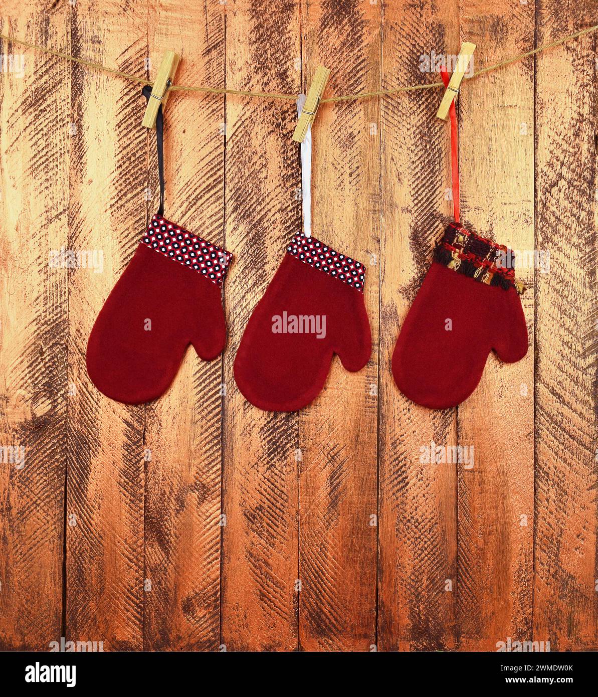 Dekorative Babyhandschuhe auf hellem Holzhintergrund. Warten auf ein Wunder. Traditionen. Kindheit. Weihnachten. Neujahr. Märchen./ Kinderfait Stockfoto