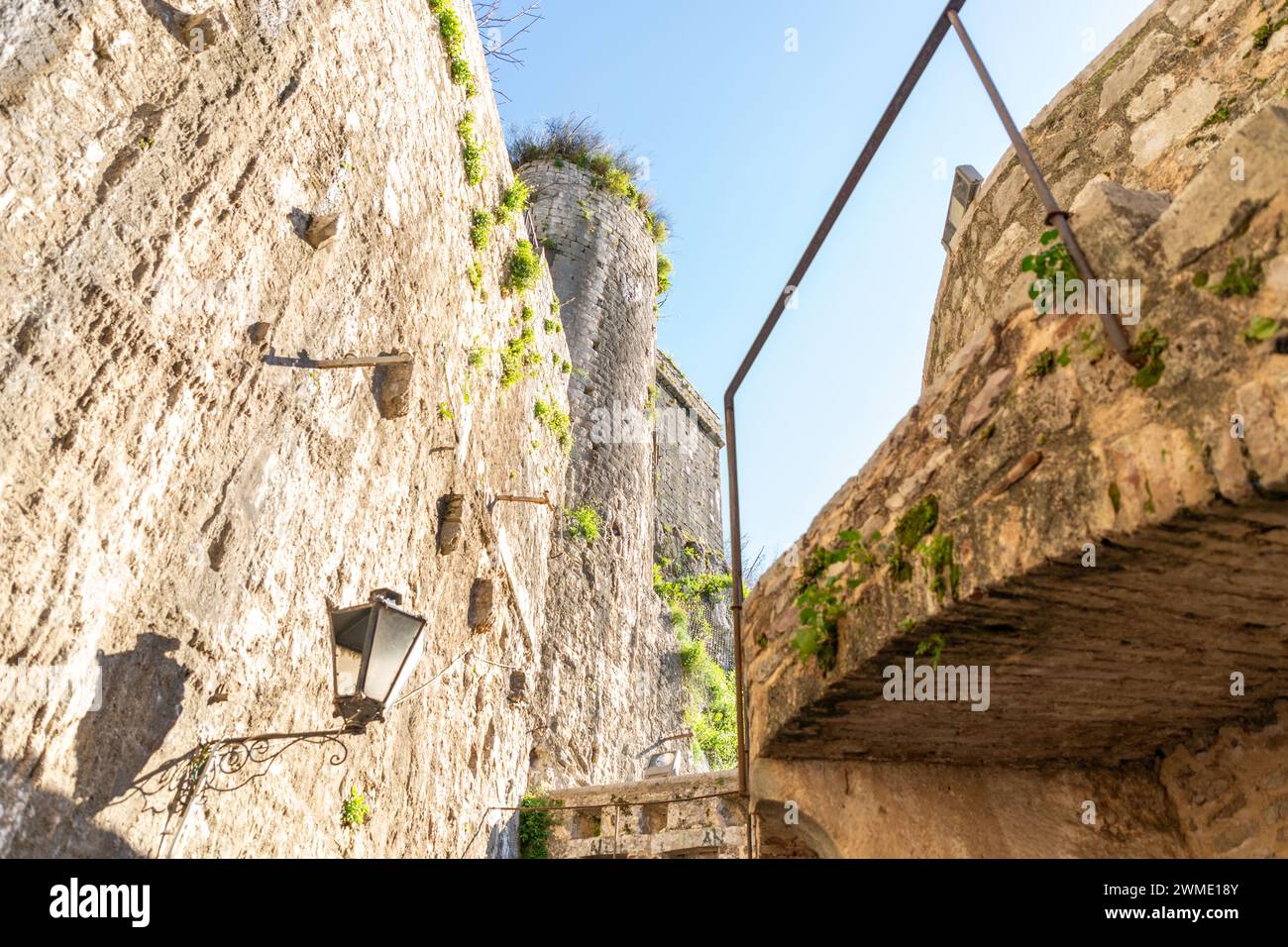 Die Befestigungen von Kotor sind ein integriertes historisches Befestigungssystem, das die mittelalterliche Stadt Kotor in Montenegro schützte. Stockfoto