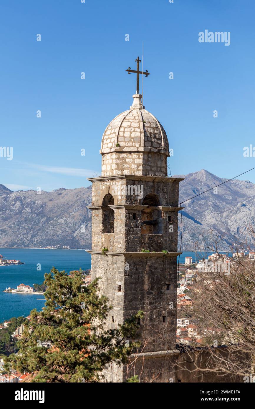 Die Kirche unserer Lieben Frau von Remedy am Hang des St. Johannes Berg über der Altstadt von Kotor, Montenegro. Stockfoto