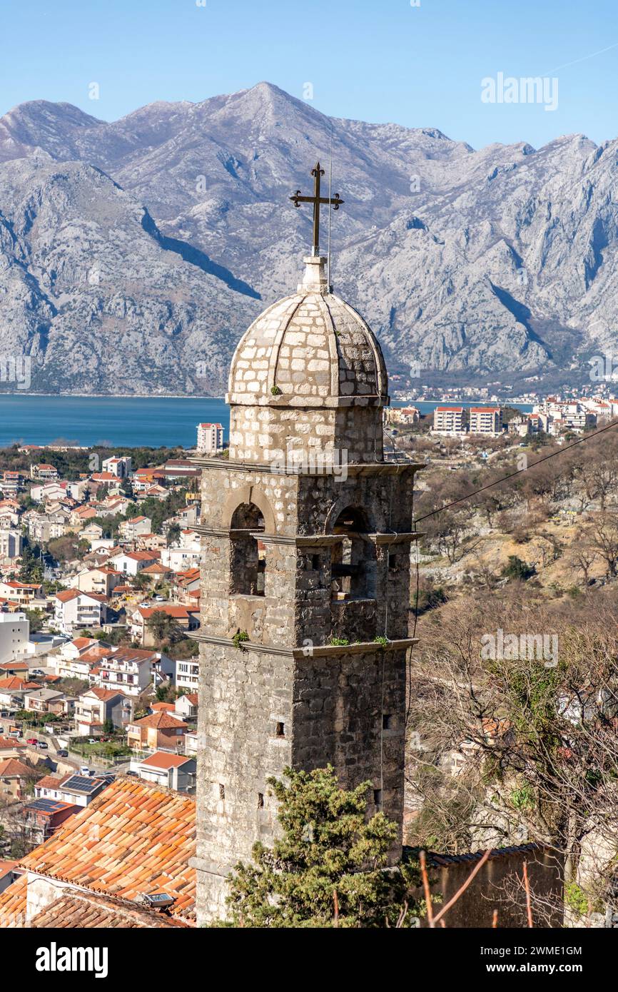 Die Kirche unserer Lieben Frau von Remedy am Hang des St. Johannes Berg über der Altstadt von Kotor, Montenegro. Stockfoto