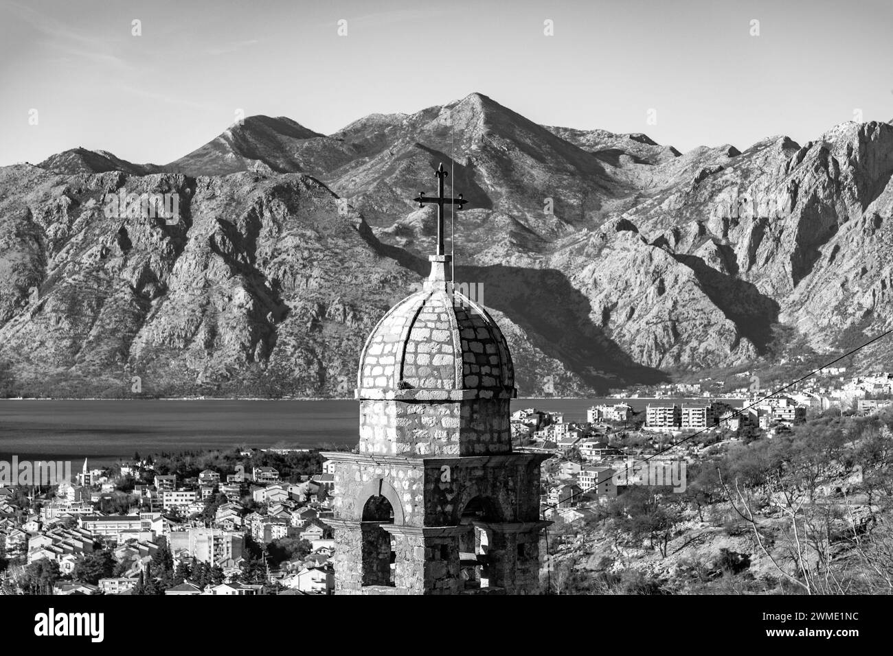 Die Kirche unserer Lieben Frau von Remedy am Hang des St. Johannes Berg über der Altstadt von Kotor, Montenegro. Stockfoto