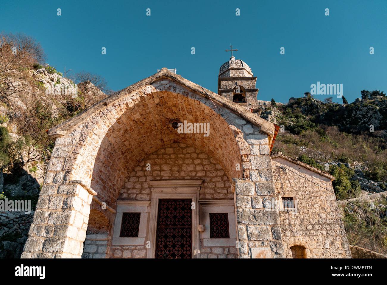 Die Kirche unserer Lieben Frau von Remedy am Hang des St. Johannes Berg über der Altstadt von Kotor, Montenegro. Stockfoto