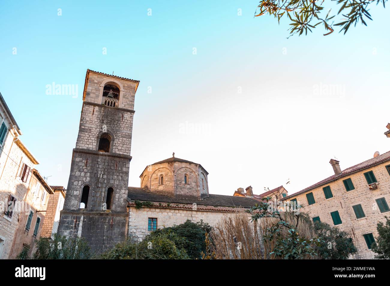 Heilige Heirat an der Stiftskirche des Flusses in der Altstadt von Kotor, Montenegro. Stockfoto