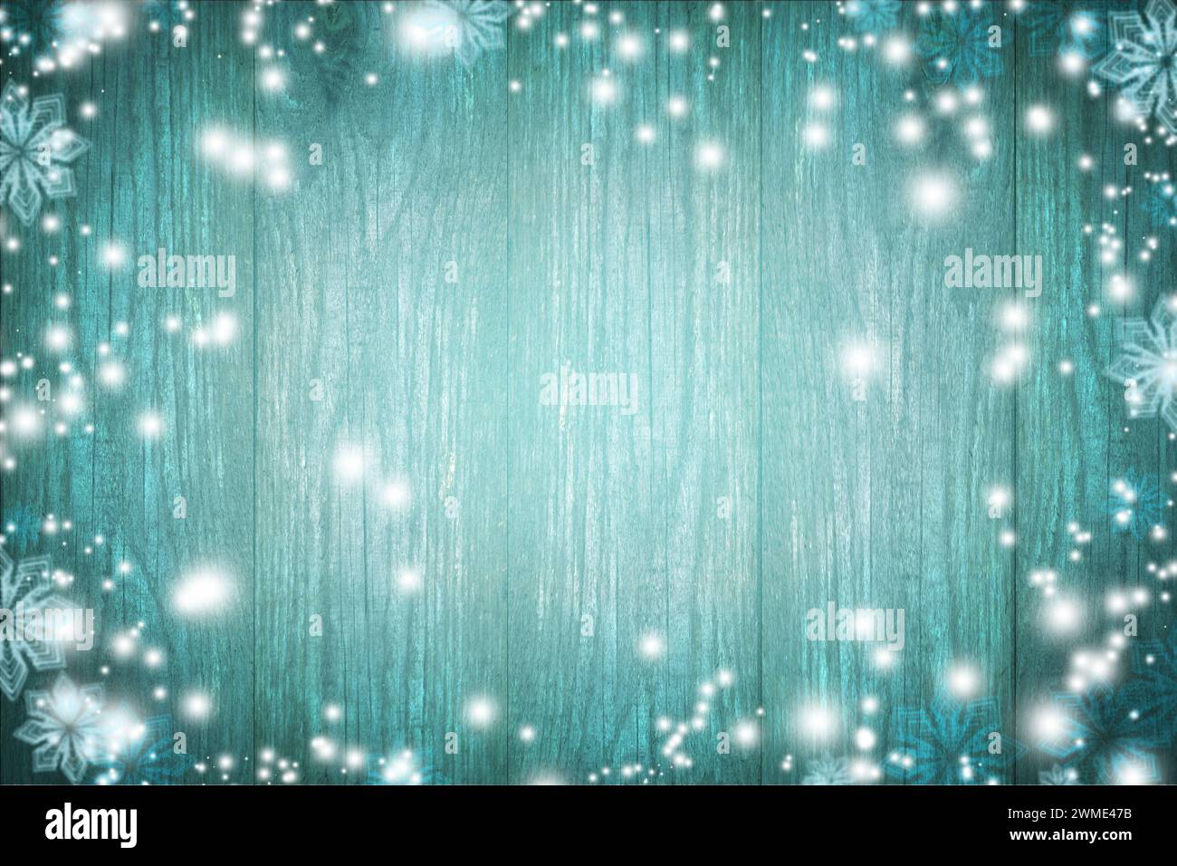 Blaue Holzstruktur. Geheimnisvolle Weihnachtsnacht. Wunder. Märchen. Winter. Dunkelblauer weihnachtshintergrund. Schnee und Schneeflocken. Stockfoto