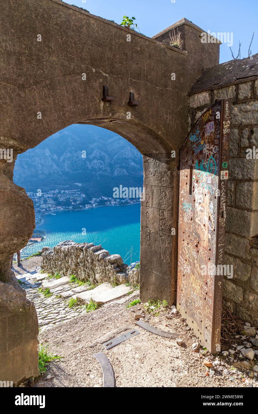 Kotor, Montenegro – 14. Februar 2024: Die Befestigungen von Kotor sind ein integriertes historisches Befestigungssystem, das die mittelalterliche Stadt Ko schützte Stockfoto