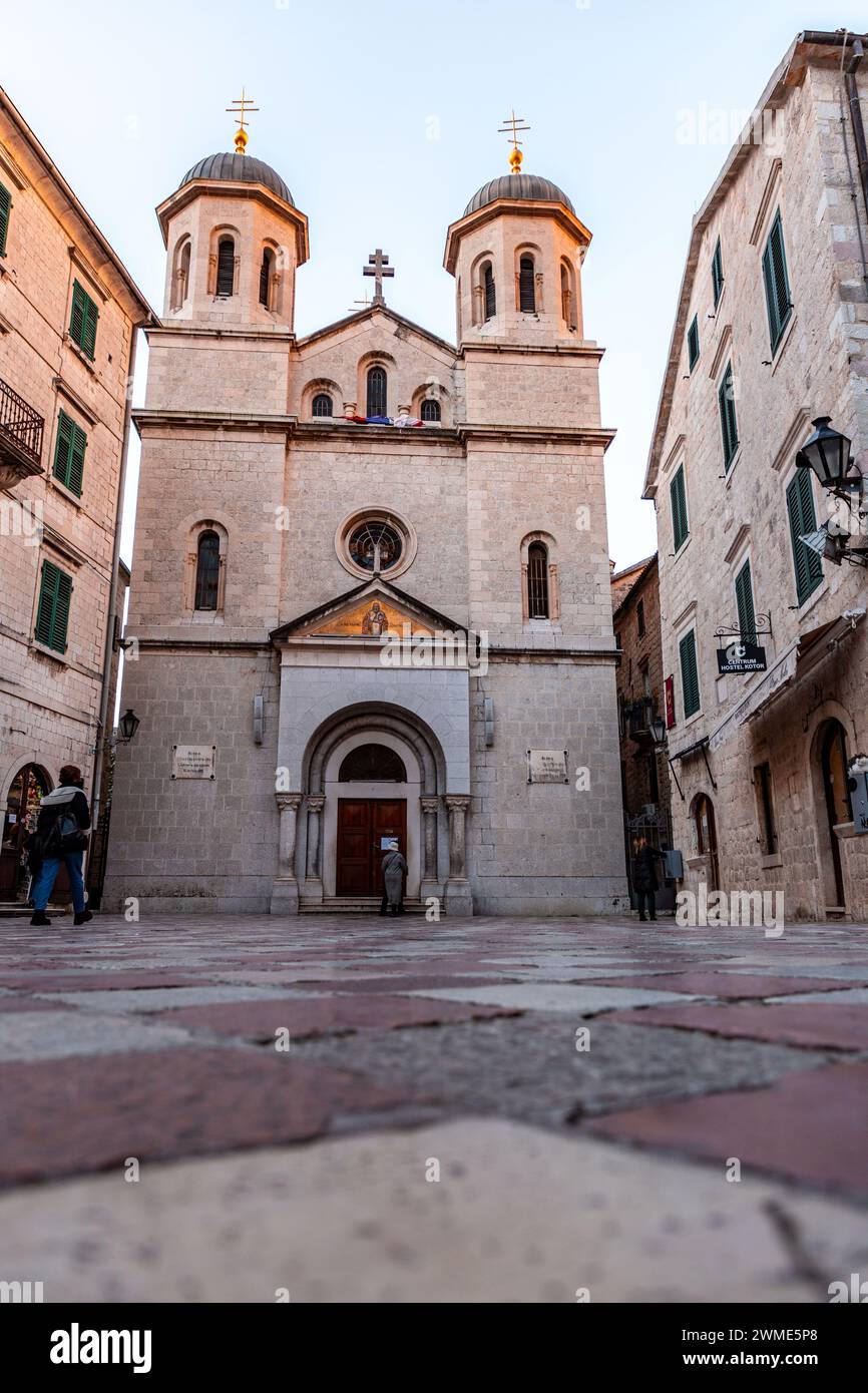 Kotor, Montenegro - 14. Februar 2024: Die Kirche St. Nikolaus ist eine serbisch-orthodoxe Kirche, die von 1902 bis 1909 in Kotor, Montenegro, erbaut wurde. Stockfoto