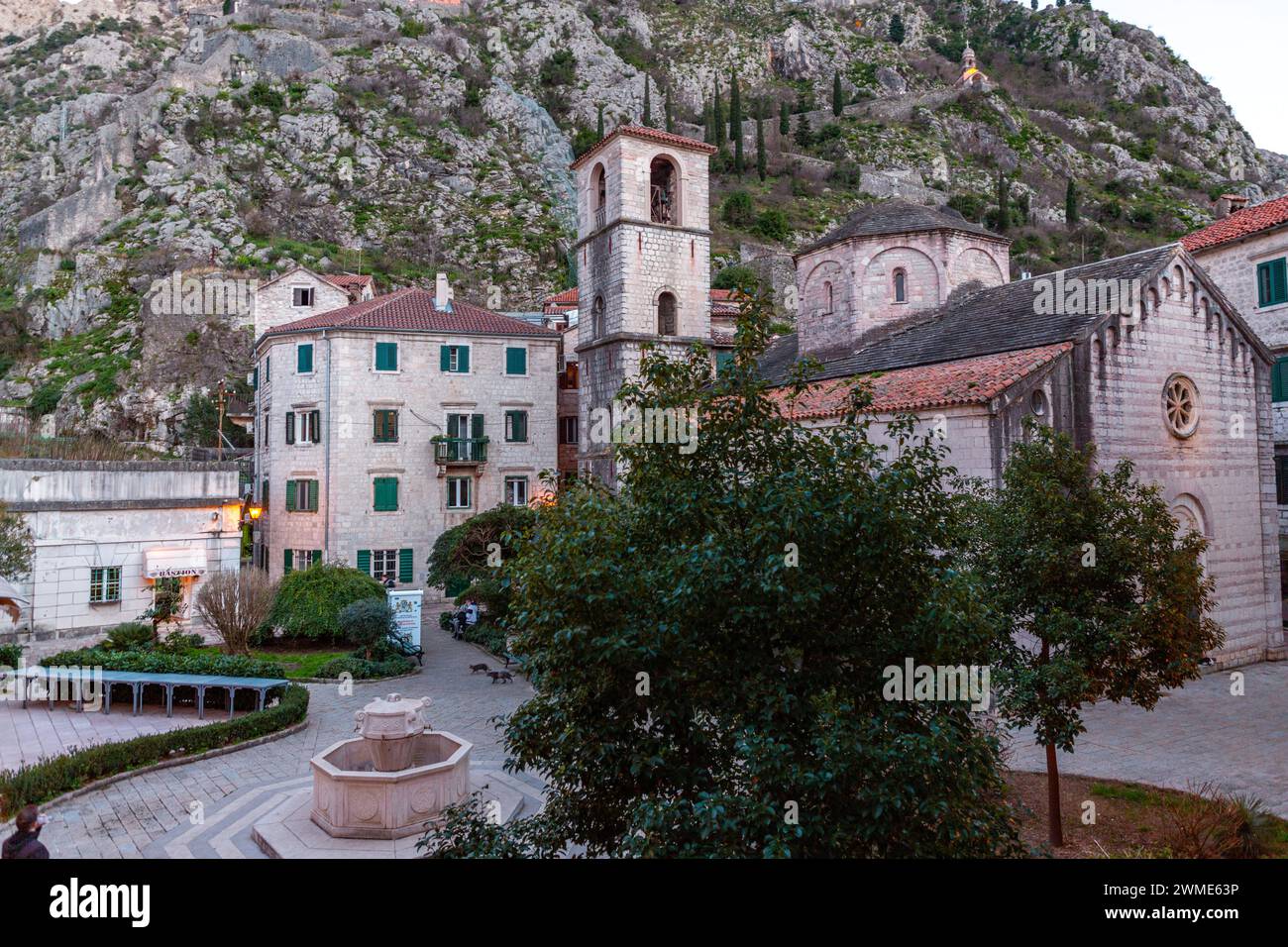 Kotor, Montenegro - 14. Februar 2024: Heilige Heirat am Fluss Stiftskirche in der Altstadt von Kotor, Montenegro. Stockfoto