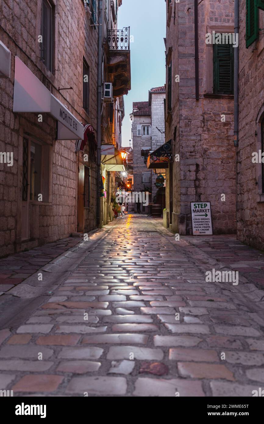 Kotor, Montenegro - 14. Februar 2024: Traditionelle Architektur und Blick auf die Straße in der Altstadt von Kotor, historisch bekannt als Cattaro, eine Küstenstadt in Montene Stockfoto