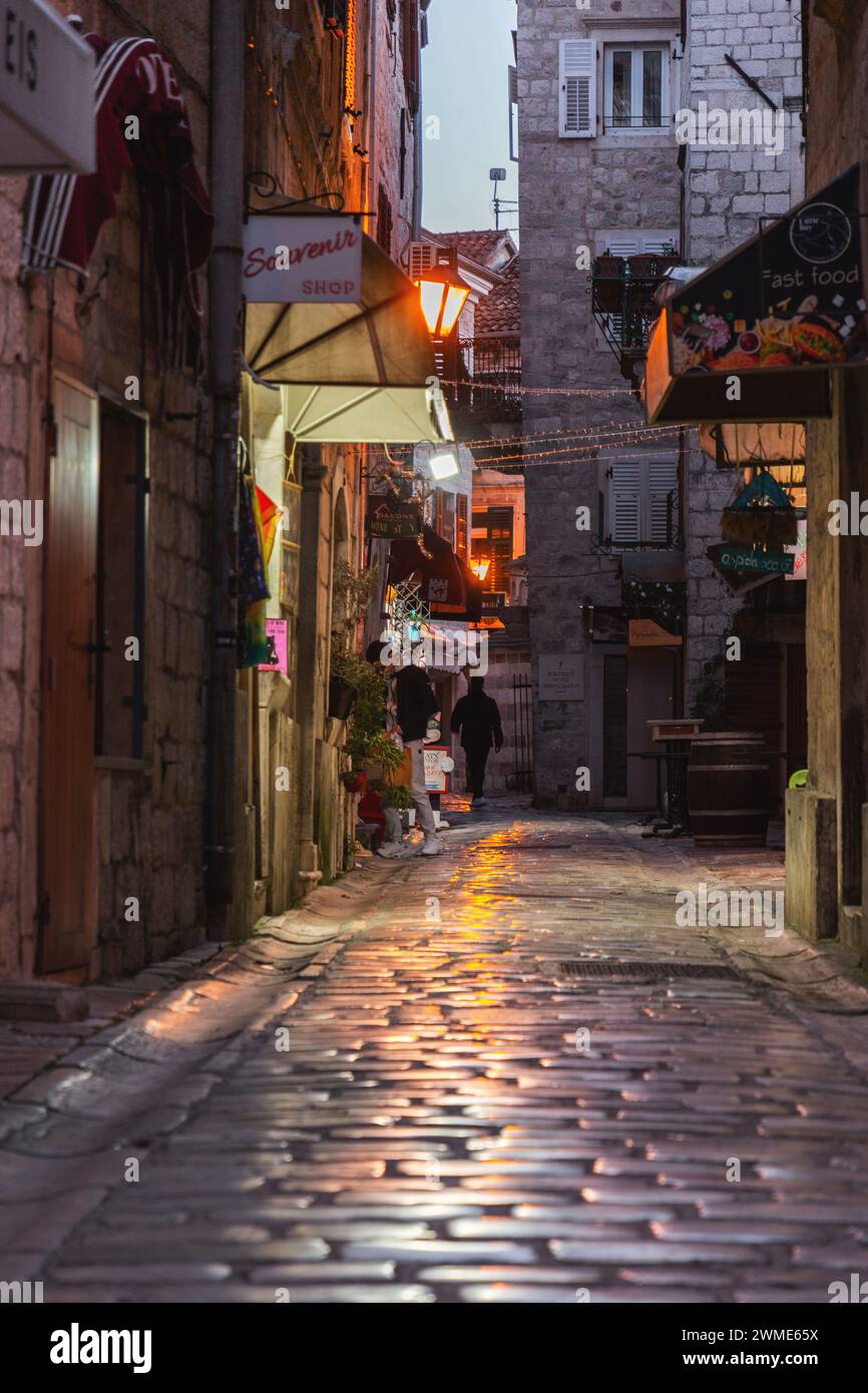 Kotor, Montenegro - 14. Februar 2024: Traditionelle Architektur und Blick auf die Straße in der Altstadt von Kotor, historisch bekannt als Cattaro, eine Küstenstadt in Montene Stockfoto