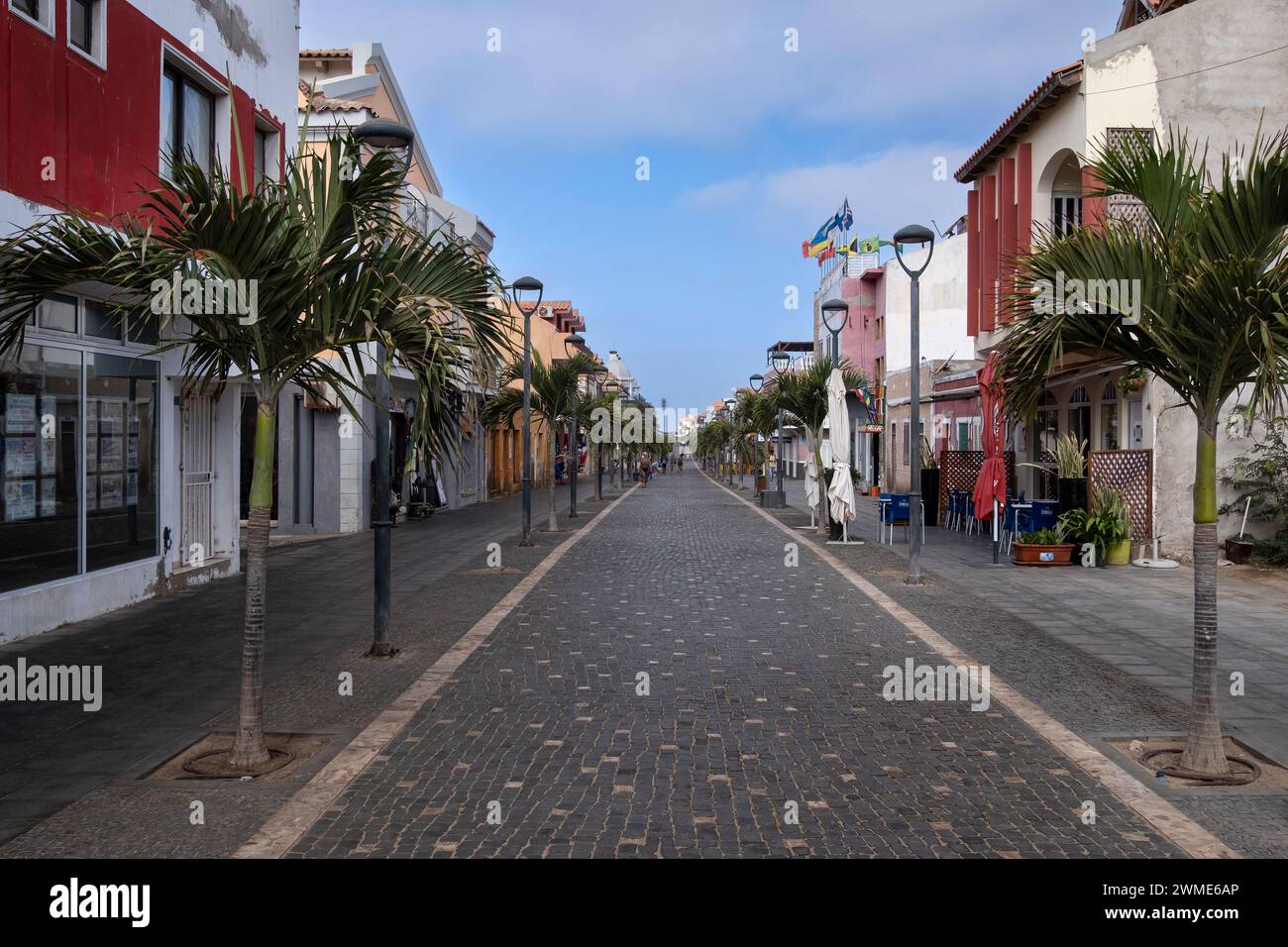 Hauptpromenade und Hauptstraße von Santa Maria Town, Santa Maria, Sal, Kapverden Inseln, Afrika Stockfoto