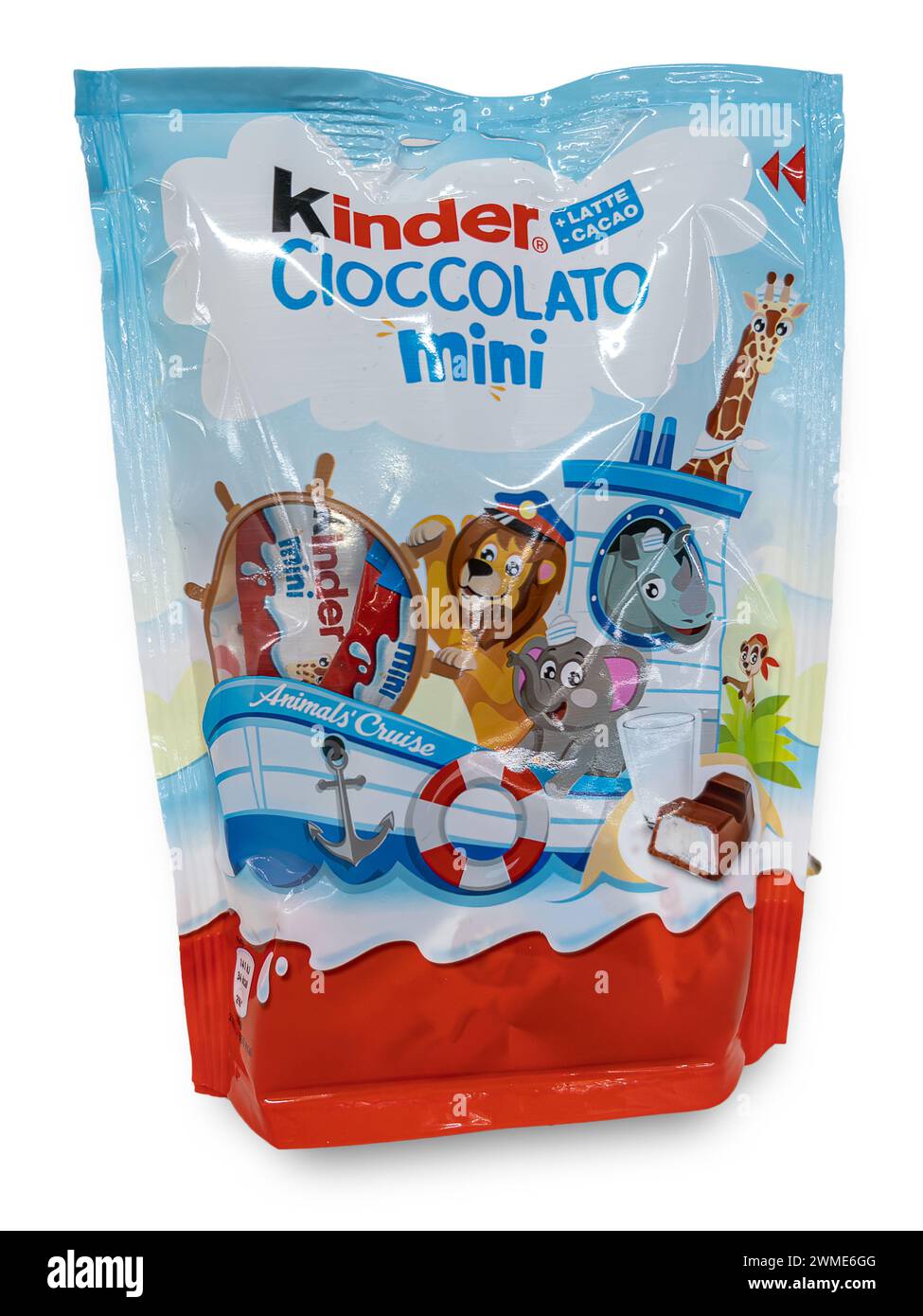 Italien - 25. Februar 2025: Ferrero Kinder Chocolate Mini in Animals' Cruise Paket isoliert auf weiß mit Clipping-Teil im Lieferumfang enthalten Stockfoto