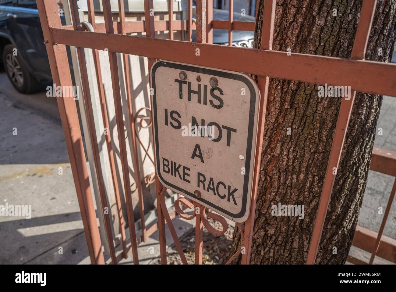 HOBOKEN, N.J. – 24. Februar 2024: Ein Schild in Hoboken, New Jersey, weist auf ein Parkverbot für Fahrräder hin. Stockfoto