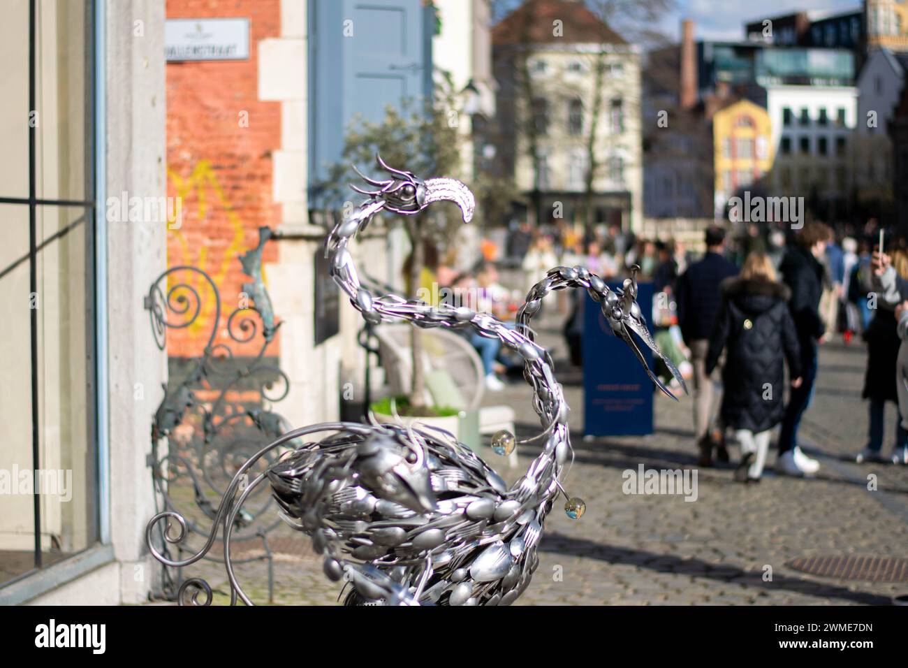 Gent, Belgien - Januar 31 2024: Vogelskulptur aus recycelten Löffeln, die Kreativität und Umweltbewusstsein symbolisiert Stockfoto