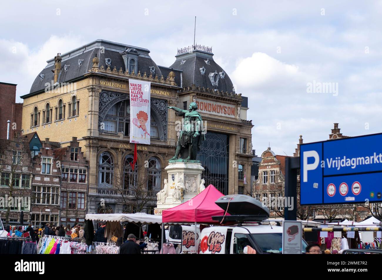 Gent, Belgien - Januar 31 2024: Parkplatz voll ausgeschildert in Vrijdagmarkt, gent belgien. Parken nicht verfügbar Stockfoto