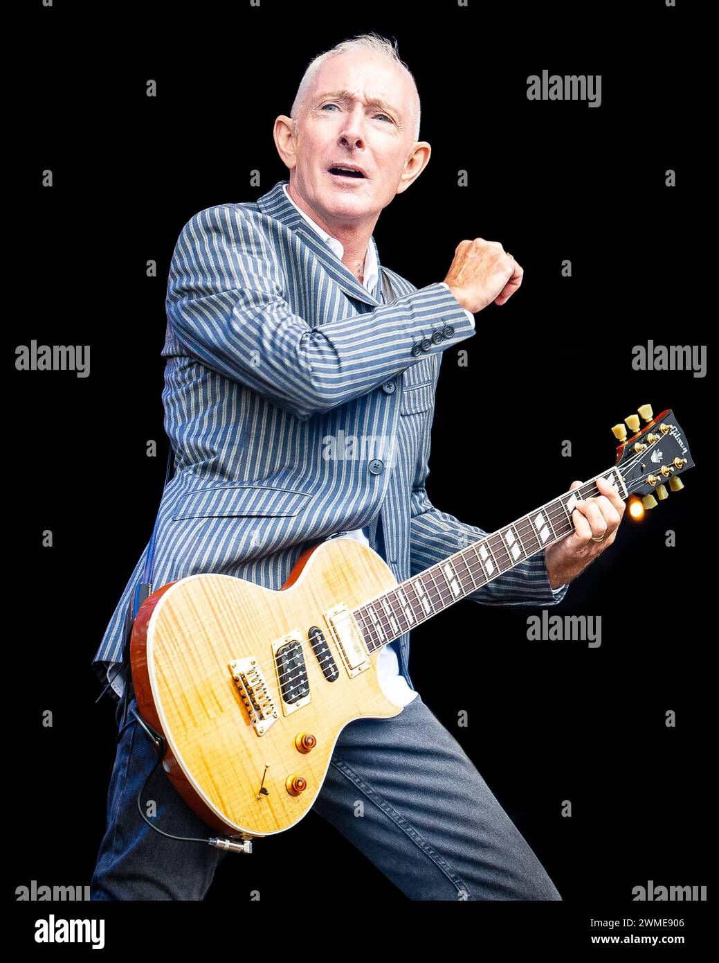 Neil Carter spielt Gitarre auf der Bühne Stockfoto