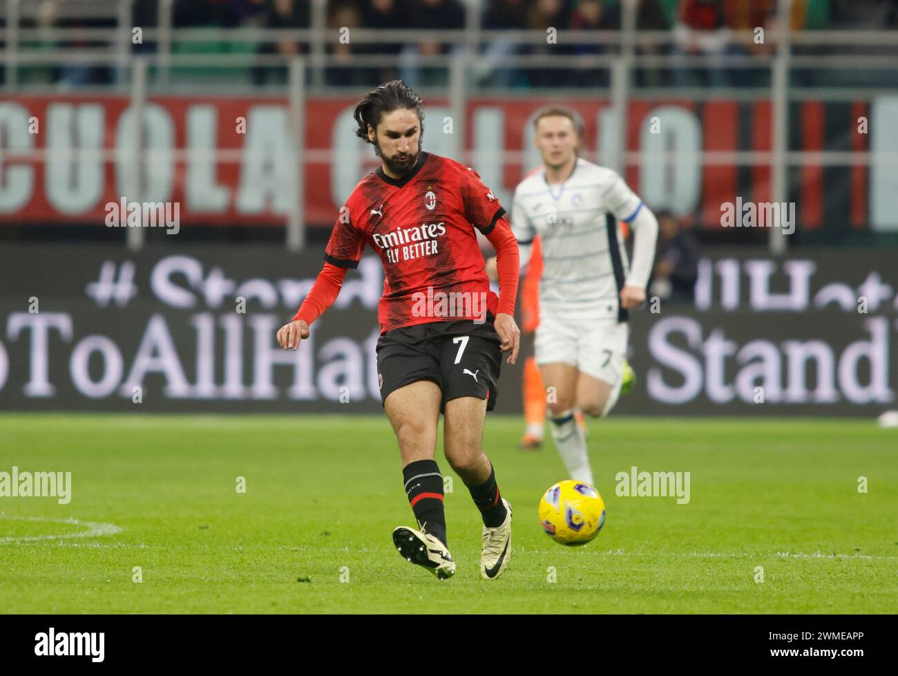 Mailand, Italien. 25. Februar 2024. Yacine Adli vom AC Milan während des italienischen Fußballspiels der Serie A zwischen dem AC Milan und Atalanta BC am 25. Februar 2024 im San Siro Stadion in Mailand. Quelle: Nderim Kaceli/Alamy Live News Stockfoto