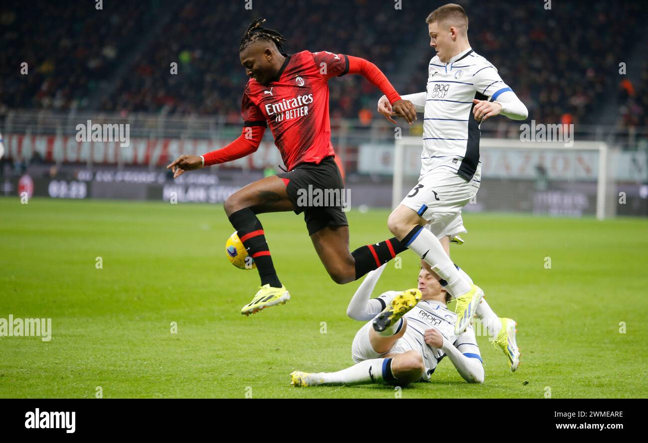 Mailand, Italien. 25. Februar 2024. Rafael Leao vom AC Milan während des italienischen Fußballspiels der Serie A zwischen dem AC Milan und Atalanta BC am 25. Februar 2024 im San Siro Stadion in Mailand. Quelle: Nderim Kaceli/Alamy Live News Stockfoto