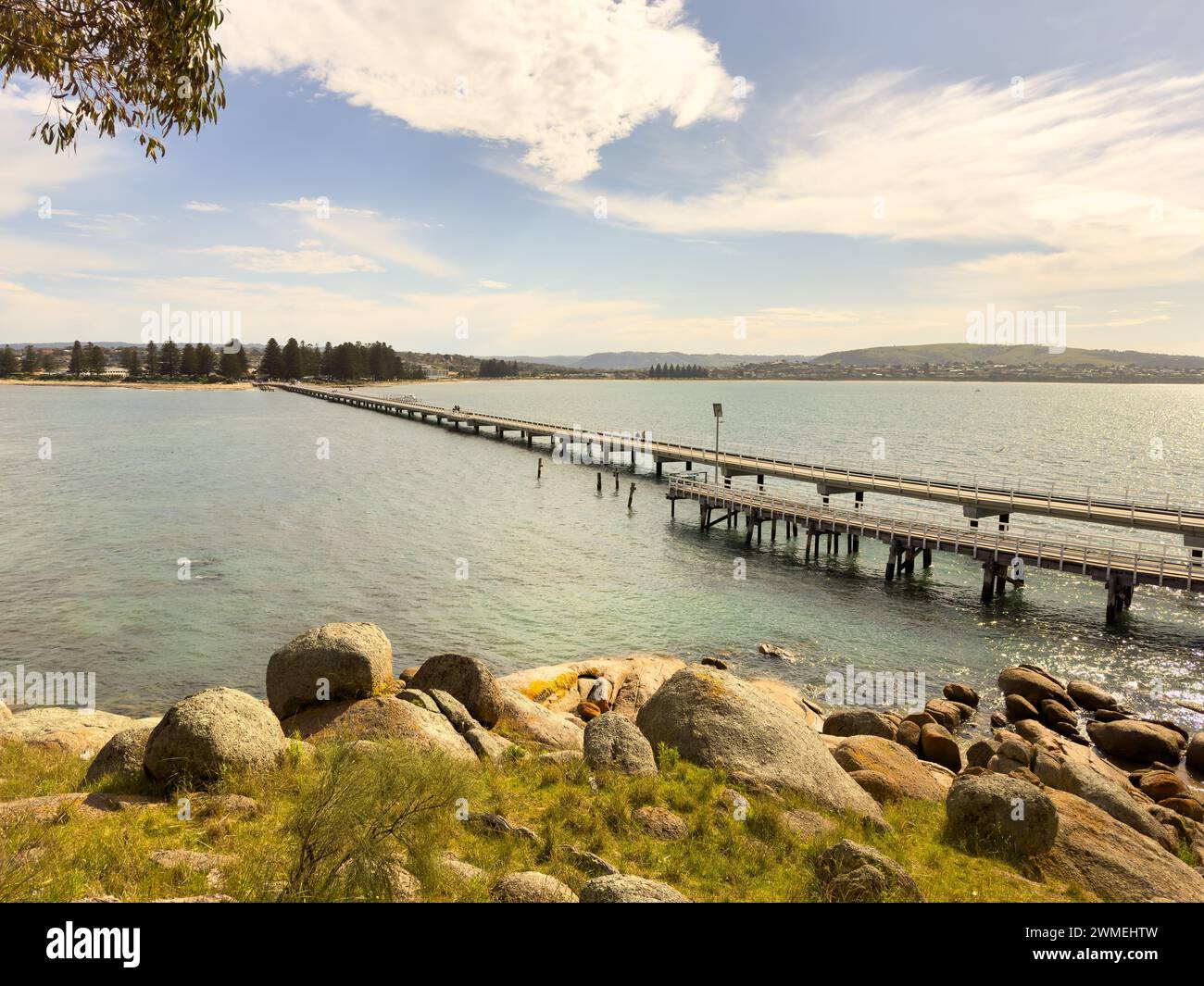 Blick auf die Landschaft des Damms nach Granite Island in Victor Harbor auf der Fleurieu Peninsula, South Australia Stockfoto