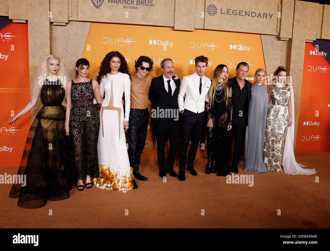 New York, Usa. Februar 2024. Anya Taylor-Joy, Souheila Yacoub, Zendaya, Timothe Chalamet, Denis Villeneuve, Austin Butler, Rebecca Ferguson, Josh Brolin, Florence Pugh und Lea Seydoux kommen auf dem roten Teppich bei der New Yorker Premiere von Warner Bros. an „Dune: Part Two“ am Josie Robertson Plaza im Lincoln Center am Sonntag, 25. Februar 2024 in New York City. Foto: John Angelillo/UPI Credit: UPI/Alamy Live News Stockfoto