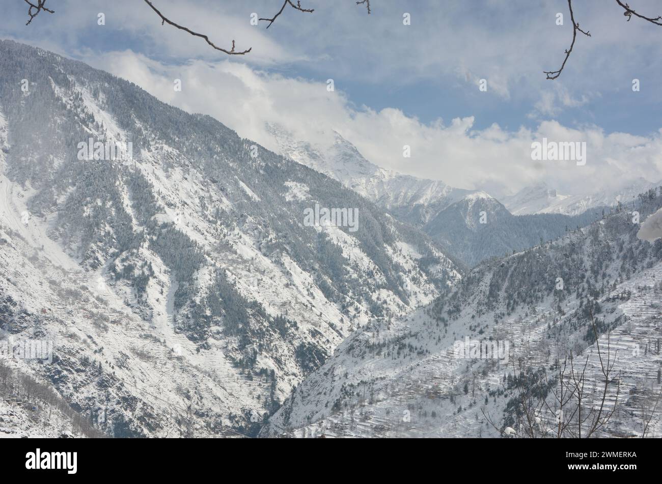 Starker Schneefall in hügeligen Gebieten des KP Pakistan Stockfoto