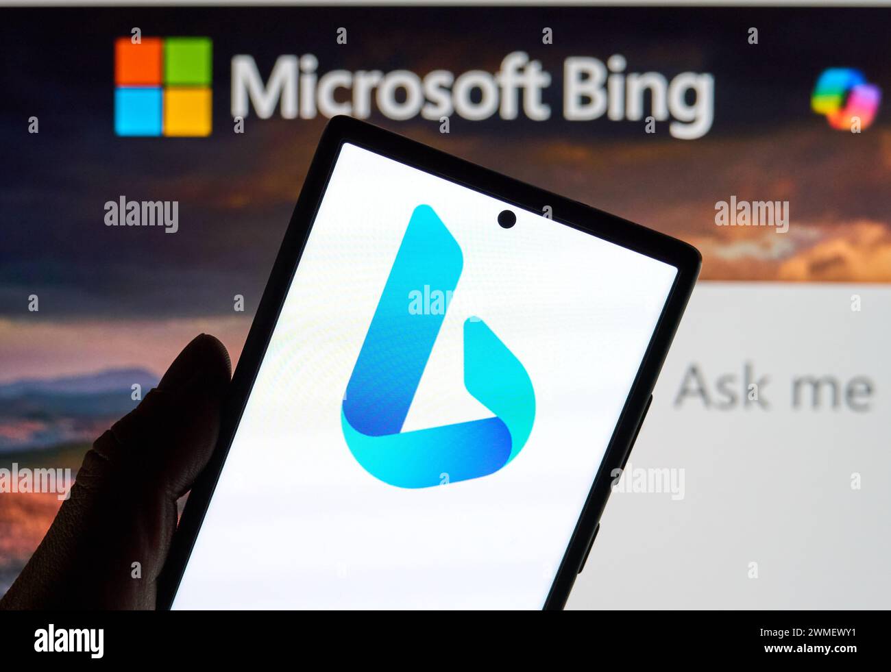 Dallas TX, USA – 24. Februar 2024: Microsoft Bing-Logo auf einem Mobiltelefon und ChatGPT-Logo. Microsoft Bing bietet eine eigene KI-gestützte Suche und ch an Stockfoto