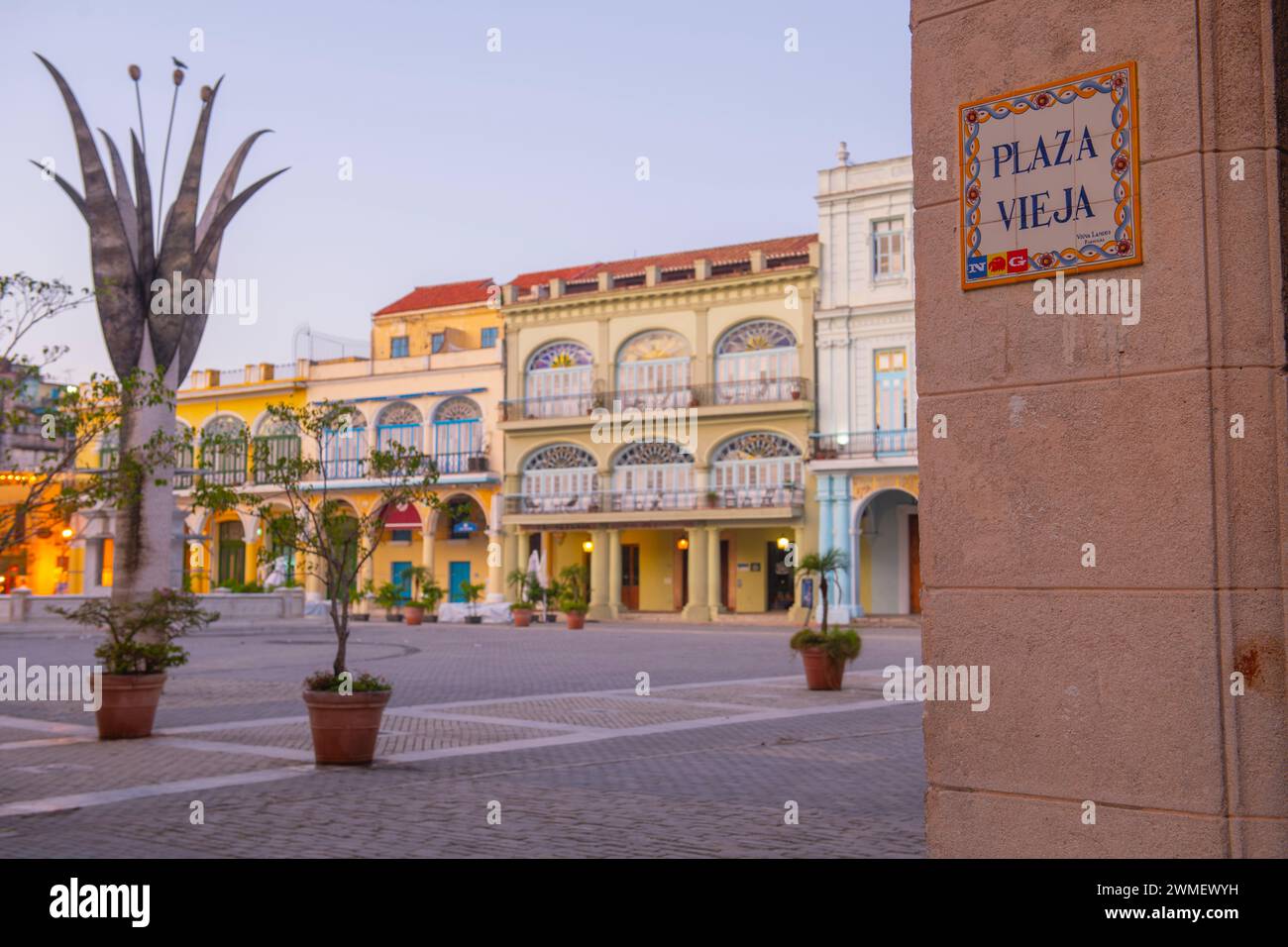 Schild des Altstadtplatzes (Plaza Vieja) in Old Havana (La Habana Vieja), Kuba. Das alte Havanna gehört zum Weltkulturerbe. Stockfoto