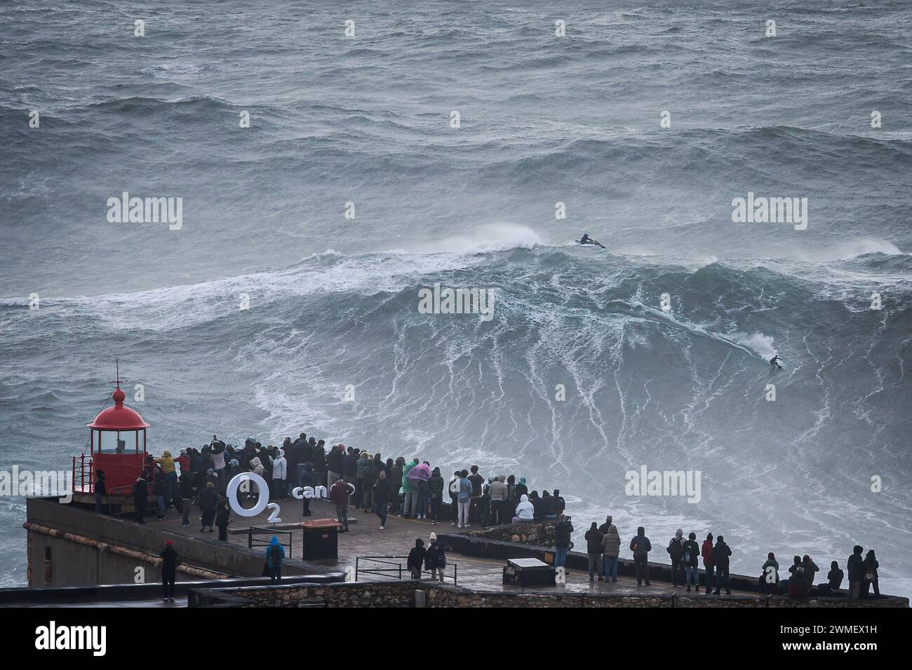 23. Februar 2024, NazarÃ, Portugal: Ein Surfer, der am Freitag, 23. Und Samstag, 24. Februar, in Nazaré auf einer großen Welle reitet, wurde der portugiesische Strand Praia do Norte von einem heftigen Sturm getroffen, der riesige Wellen schuf, für die dieser Ort weltweit berühmt ist. Die epischen Wetterbedingungen erzeugten Wellen über 20 m Höhe. (Credit Image: © Simone Boccaccio/SOPA Images via ZUMA Press Wire) NUR REDAKTIONELLE VERWENDUNG! Nicht für kommerzielle ZWECKE! Stockfoto