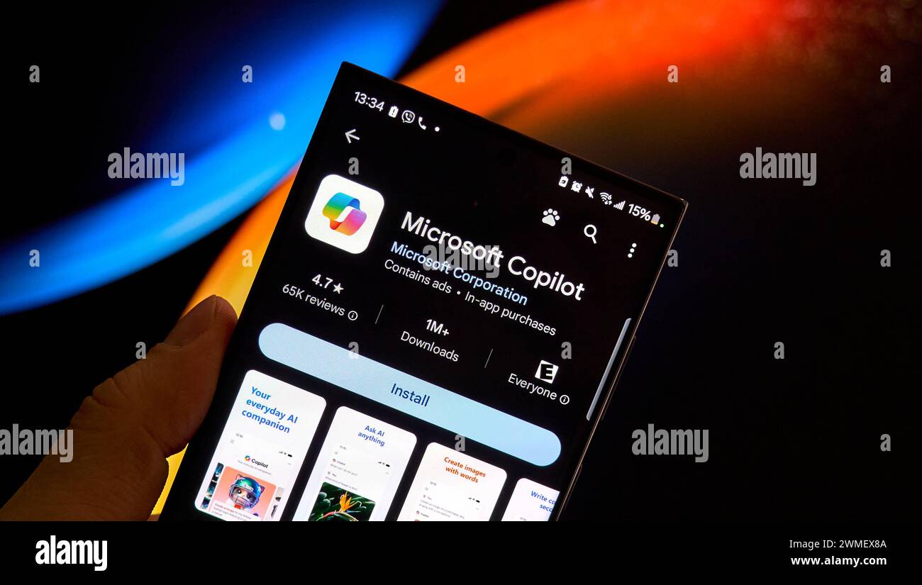 Dallas TX, USA – 24. Februar 2024: Copilot android-Anwendung auf einem Mobiltelefon. Microsoft Copilot ist ein von Microsoft entwickelter Chatbot. Sie basiert auf Stockfoto