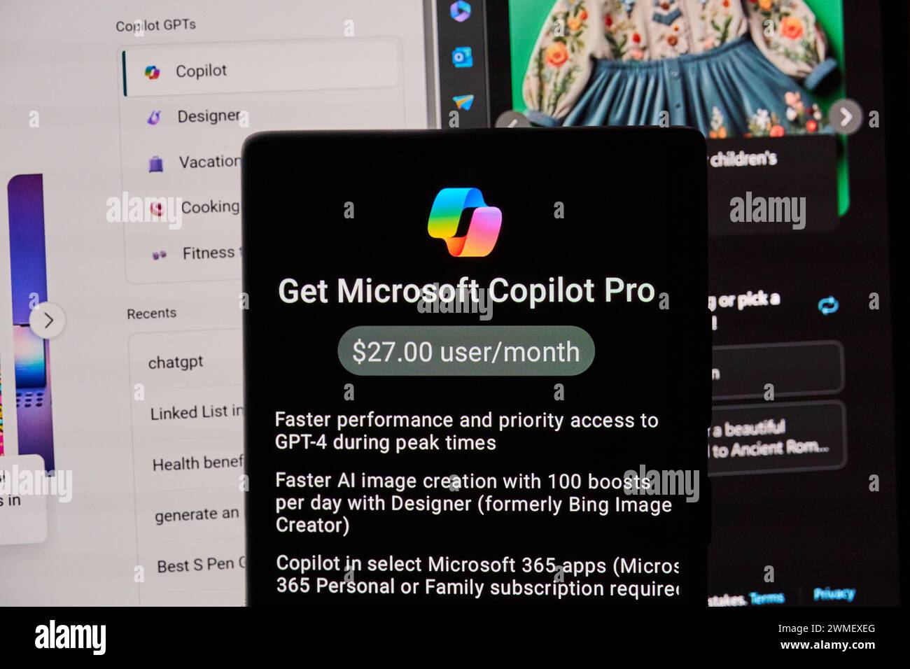 Dallas TX, USA – 24. Februar 2024: Copilot android-Anwendung und -Abonnement auf einem Mobiltelefon. Microsoft Copilot ist ein von Microsoft entwickelter Chatbot Stockfoto