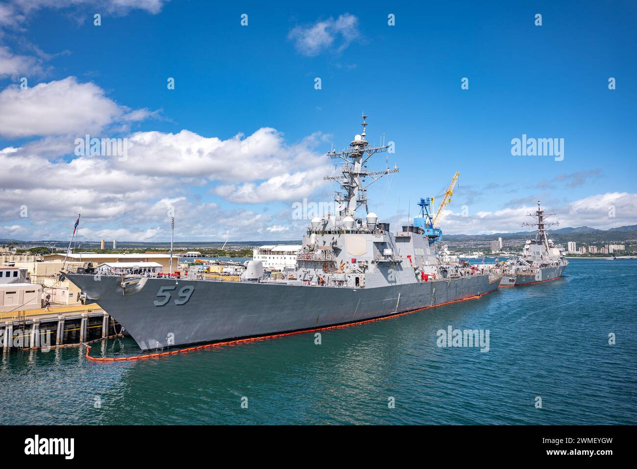 PEARL HARBOR (16. Februar 2024) – der Raketenzerstörer USS Russell (DDG 59) wurde nach einem fünftägigen Transit von der Marinestation San Diego auf der Pearl Harbor Naval Shipyard festgebunden. Die Andockung in Hawaii beendete den ersten Abschnitt eines regelmäßig geplanten Einsatzes in den westlichen Pazifik. (Foto der US Navy von Mark D. Faram, Chief Mass Communication Specialist) Stockfoto