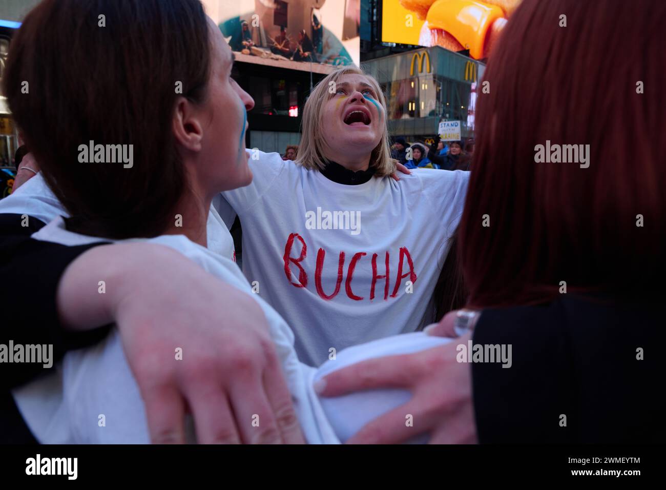 New York, New York, USA. Februar 2024. Eine Gruppe von Frauen steht in einem Kreis und erklärt: "Russland ist ein Terrorstaat". Sie tragen Hemden mit den Namen ukrainischer Städte, die von Russland bei einer Kundgebung am Times Square eingefallen sind, die das zweite Jahr seit Russlands Invasion in die Ukraine markiert. (Kreditbild: © Edna Leshowitz/ZUMA Press Wire) NUR REDAKTIONELLE VERWENDUNG! Nicht für kommerzielle ZWECKE! Stockfoto